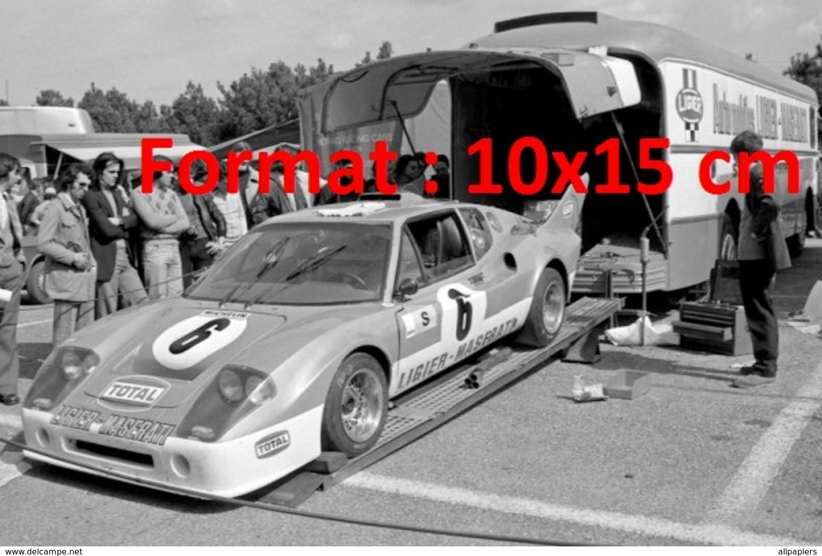Reproduction D'une Photographie D'une Voiture De Course Sortant D'un Camion Aux 24 Heures Du Mans 1974 - Autres & Non Classés