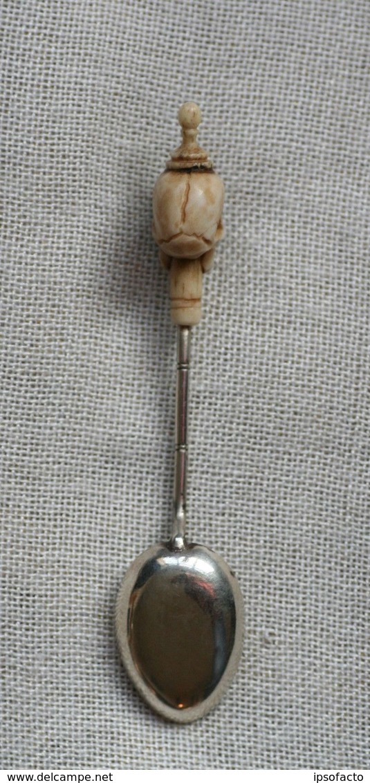 MEMENTO MORI CUILLERE A TABAC EN ARGENT ET OS BOVIN XVIIIème XIXème - Spoons