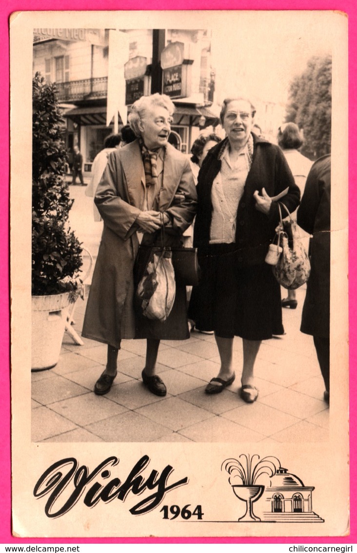 Cp Photo - Vichy - Place Victor Hugo - 2 Dames - Animée - 1964 - Photographe - Vichy