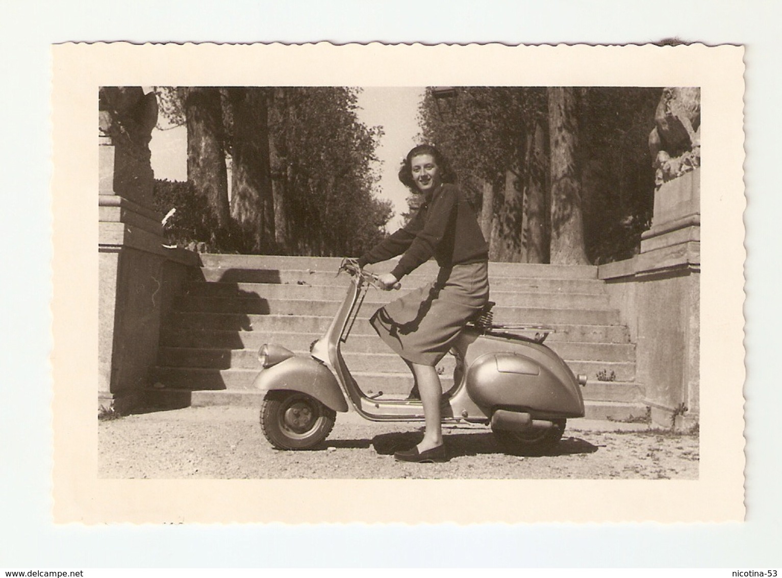 FO--00025-- FOTO ORIGINALE- RAGAZZA IN SELLA DI UNA VESPA PRIMA SERIE 98cc- 1946 ? - Automobili