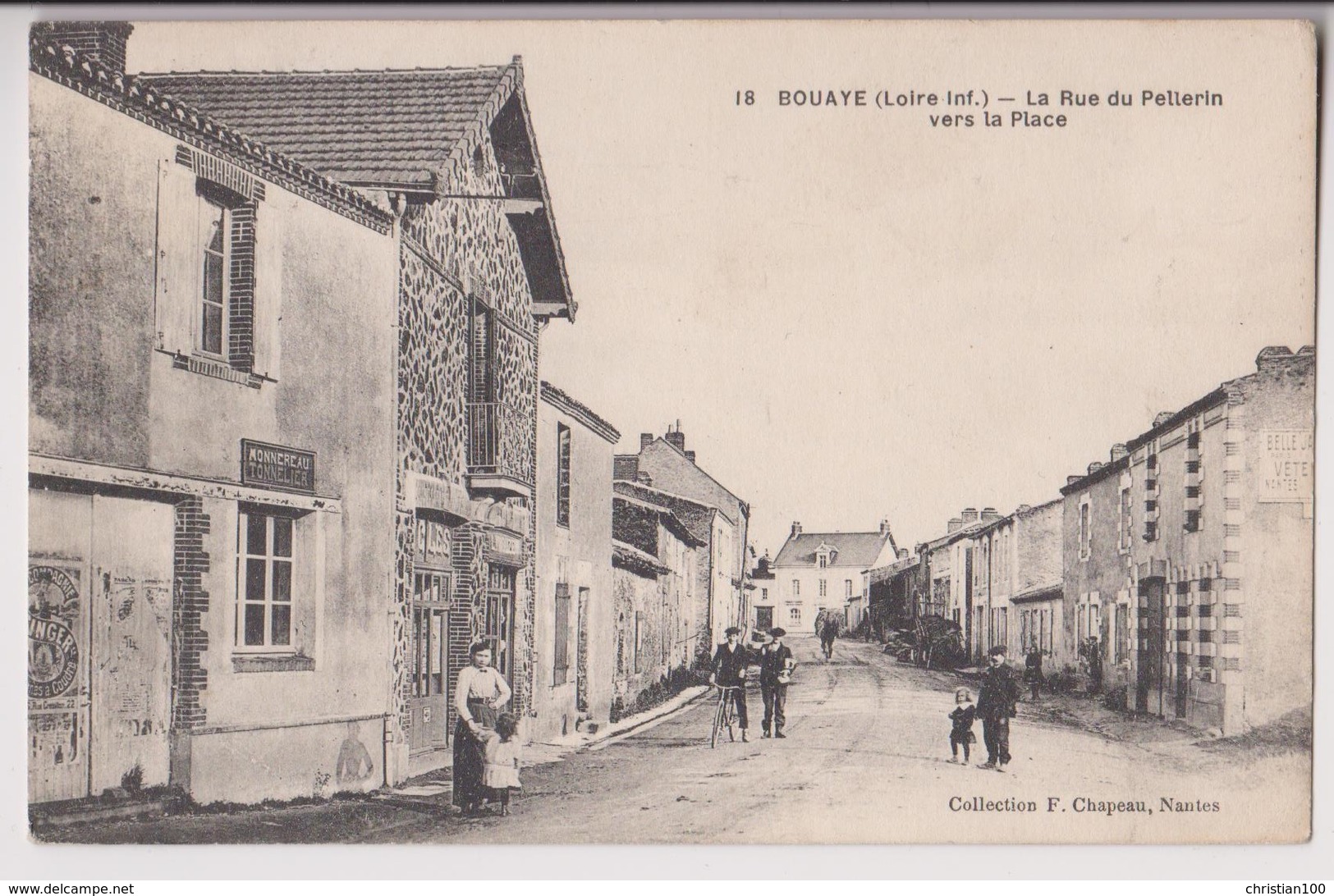 BOUAYE (44) : LA RUE DU PELLERIN VERS LA PLACE - MAISON MONNEREAU TONNELIER - CLICHE PEU COURANT ? - 2 SCANS - - Bouaye