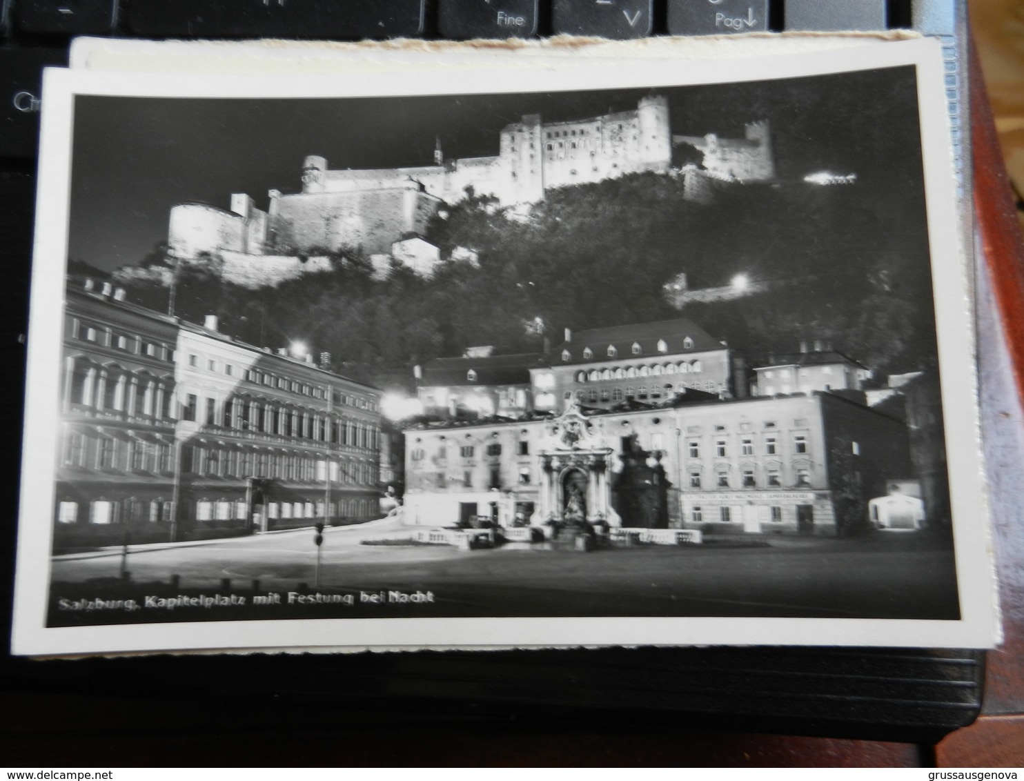 19823) SALZBURG KAPITELPLATZ MIT FESTUNG BEI NACHT NON VIAGGIATA - Salzburg Stadt