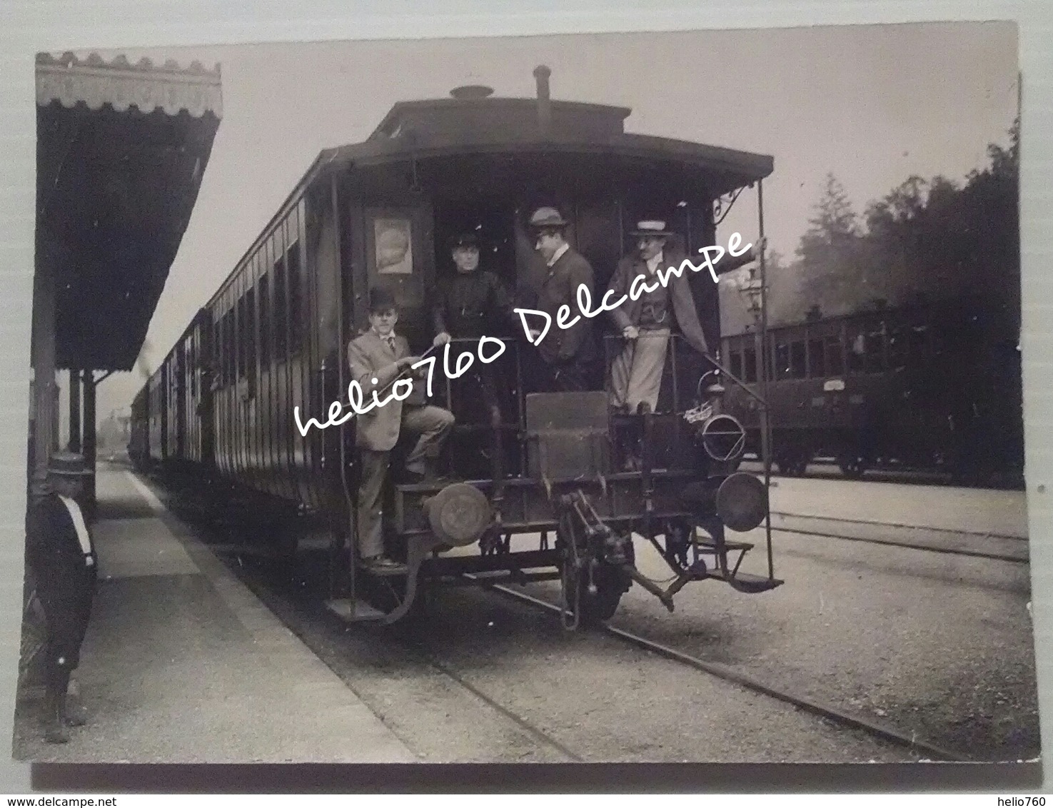 Belle Photo Originale Train En Gare Animée  Affiche "pilatus"  Mont Pilate Suisse Vers 1900 - Trains