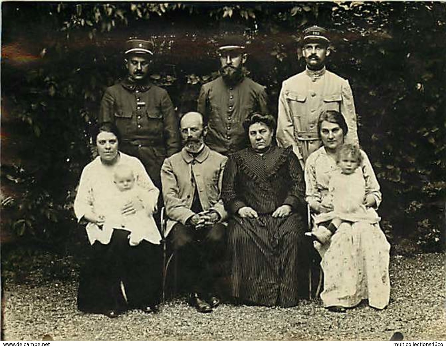 041218 - GENEALOGIE Familles DUJARDIN CAILLET 1915 Photo De Famille à DANNEMARIE Militaire N° 120 Au Képi GUERRE 14 18 - Généalogie