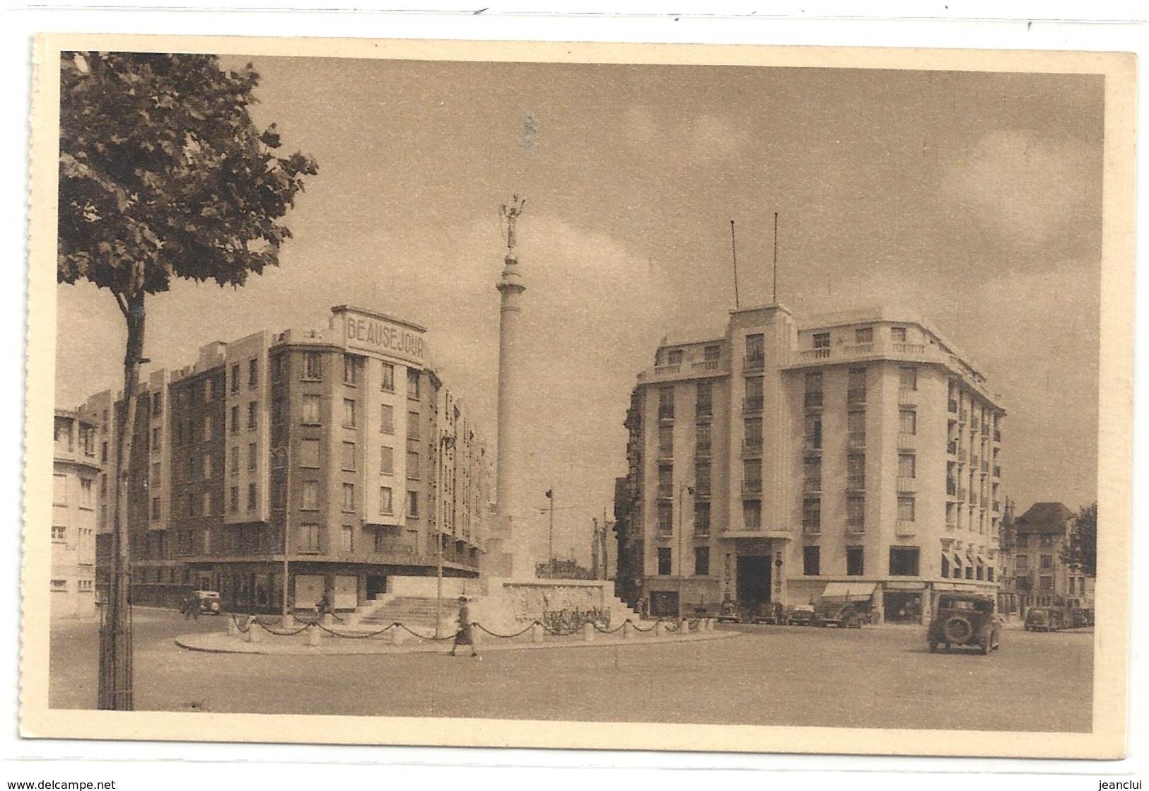 CAEN . PLACE DU MARECHAL-FOCH ET MONUMENT AUX MORTS . CARTE NON ECRITE - Caen