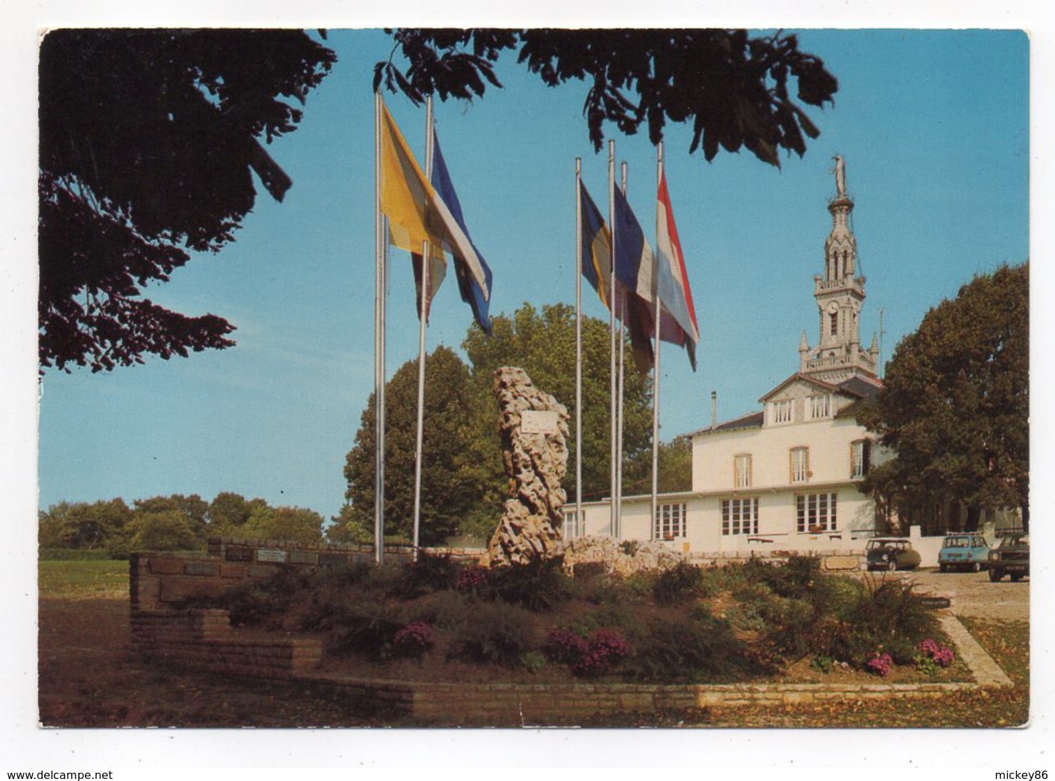 VEZELISE--1979--Pélerinage Notre-Dame De Sion--Le Monument De La Paix (drapeaux)--EMA  "La Colline Inspirée" - Vezelise