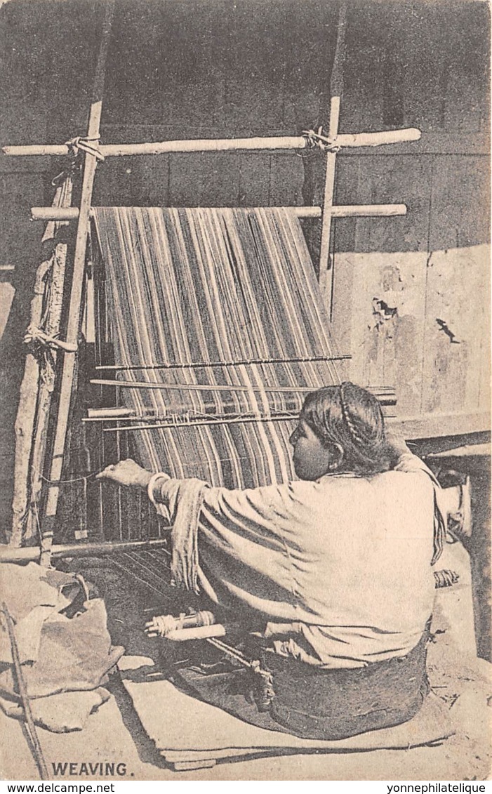 Buthan / 03 - A Bhutia Woman - Weaving - Bután