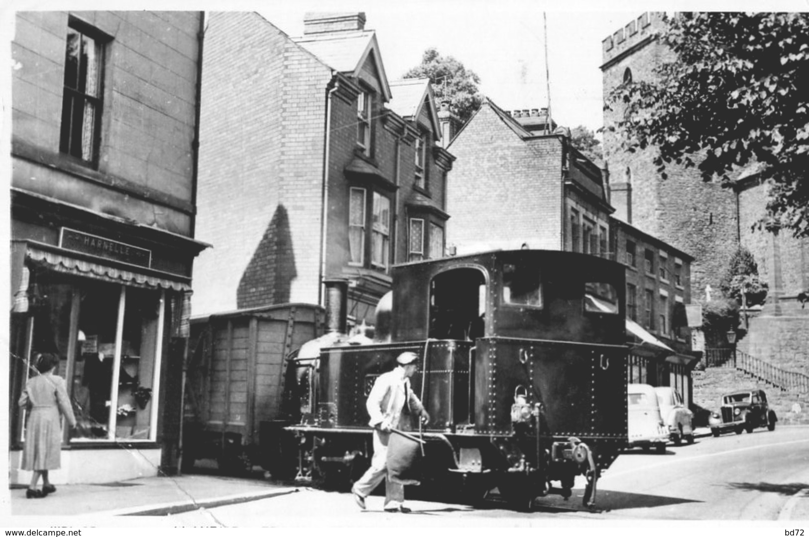 LLANFAIR TRAIN CROSSING CHURCH STREET - WELSHPOOL - Trains