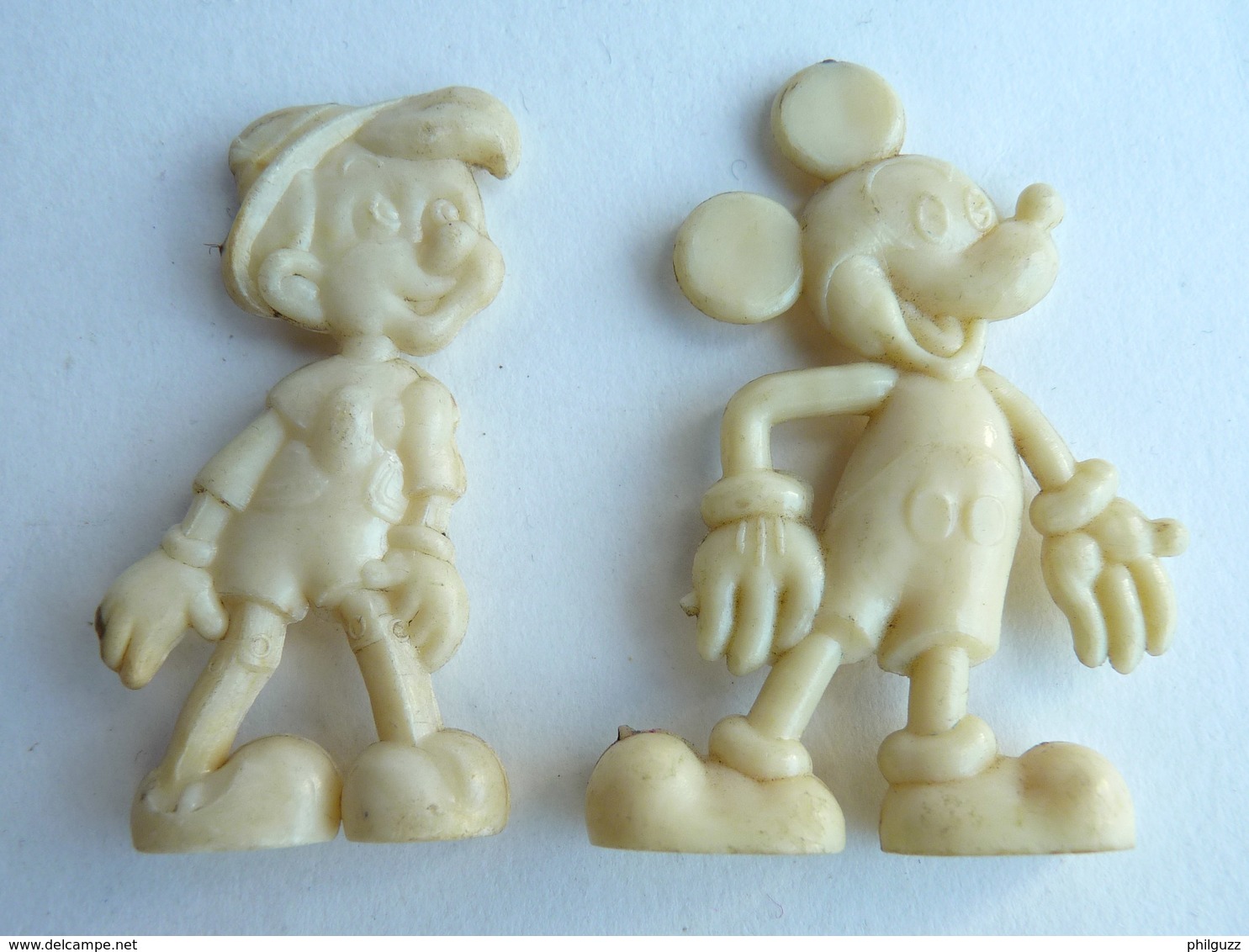 2 FIGURINES PUBLICITAIRES CAFE DONALD 1955 - DISNEY Mickey Et Pinocchio Crème 1 Série Pas Cosmos Jux AVEC CASSE Figurine - Disney