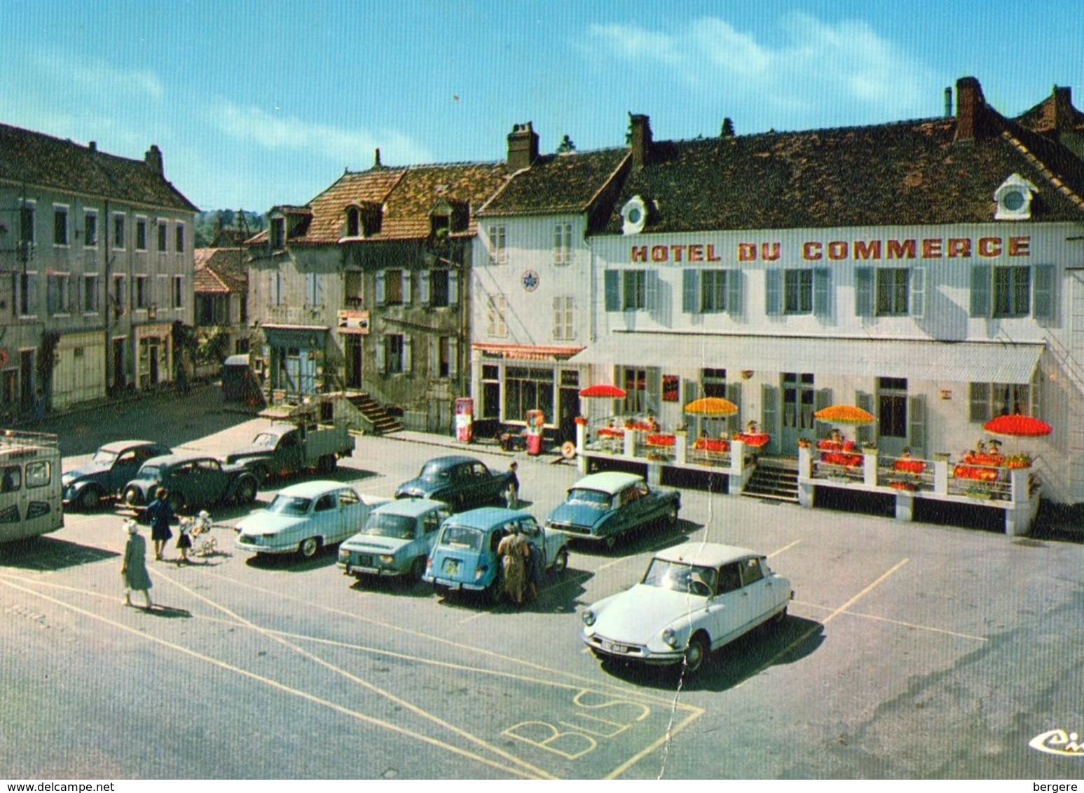 71. CPSM. SAINT LEGER SUR DHEUNE. Hotel Du Commerce, Voitures Des Années 60.  Citroen Ds, Dyna, 4 L, Dauphine. - Voitures De Tourisme