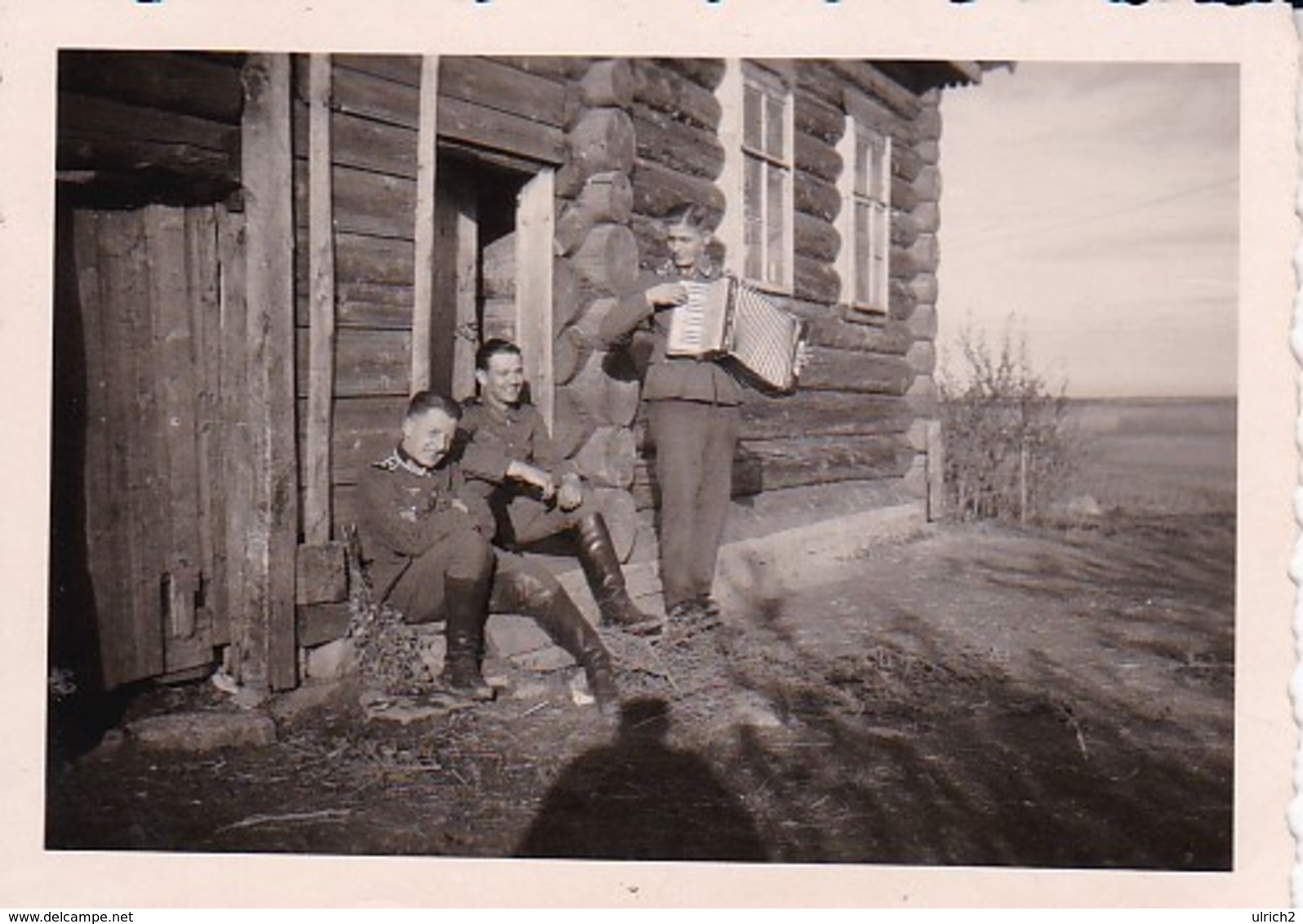 Foto Deutsche Soldaten Mit Ziehharmonika - 2. WK - 7,5*5cm  (38019) - Krieg, Militär