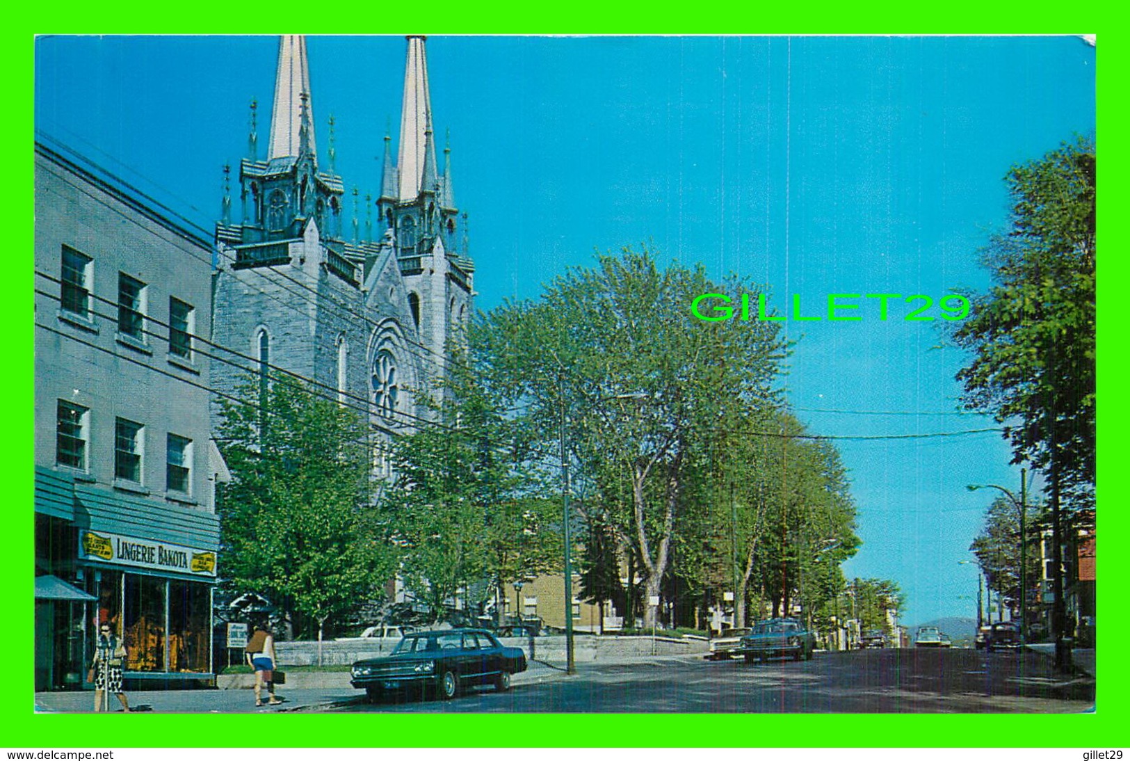 GRANBY, QUÉBEC - RUE PRINCIPALE, ÉGLISE STE-FAMILLE - LINGERIE BAKOTA - ANIMÉE - CIRCULÉE EN 1985 - - Granby