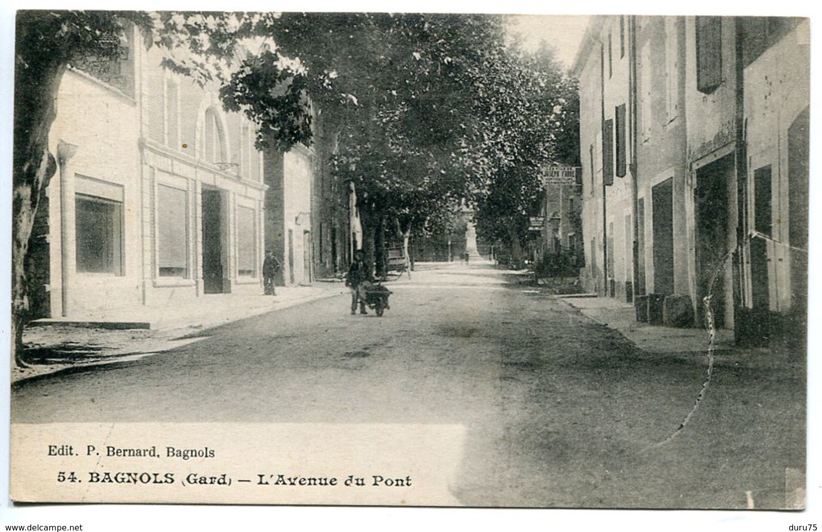 CPA - BAGNOLS [ Sur Cèze ] L'Avenue Du Pont ( Animée D'un Homme Avec Brouette )  Ecrite En 1920 - Bagnols-sur-Cèze