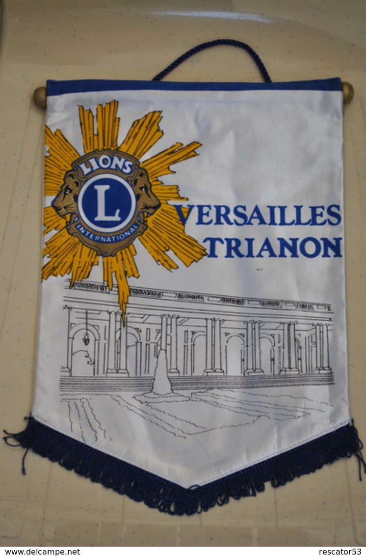 Rare Fanion Lion's Club Versailles Trianon - Autres & Non Classés