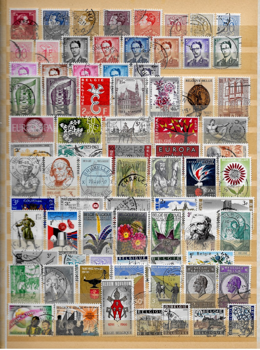 Classeur 16 pages rempli de timbres oblitérés (plus de 900 timbres différents)