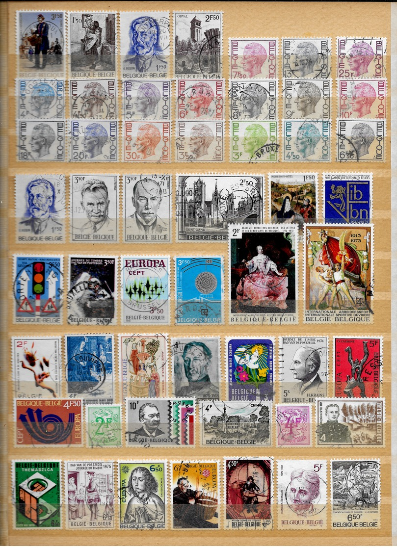 Classeur 16 pages rempli de timbres oblitérés (plus de 900 timbres différents)