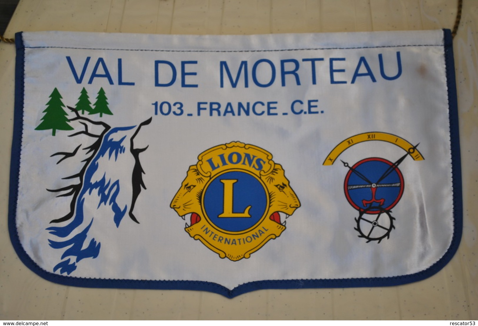 Rare Fanion Lion's Club  Val De Morteau - Autres & Non Classés