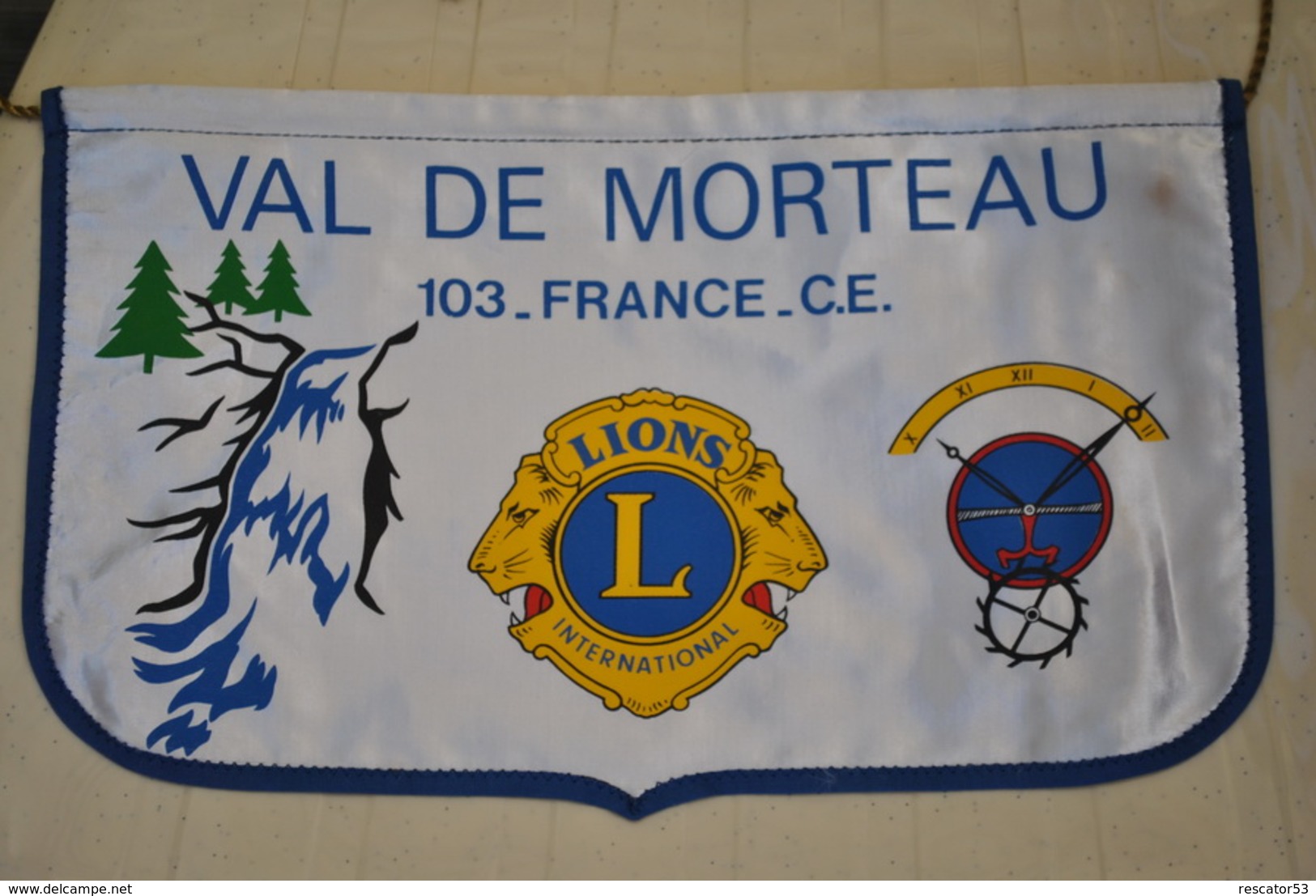 Rare Fanion Lion's Club  Val De Morteau - Other & Unclassified