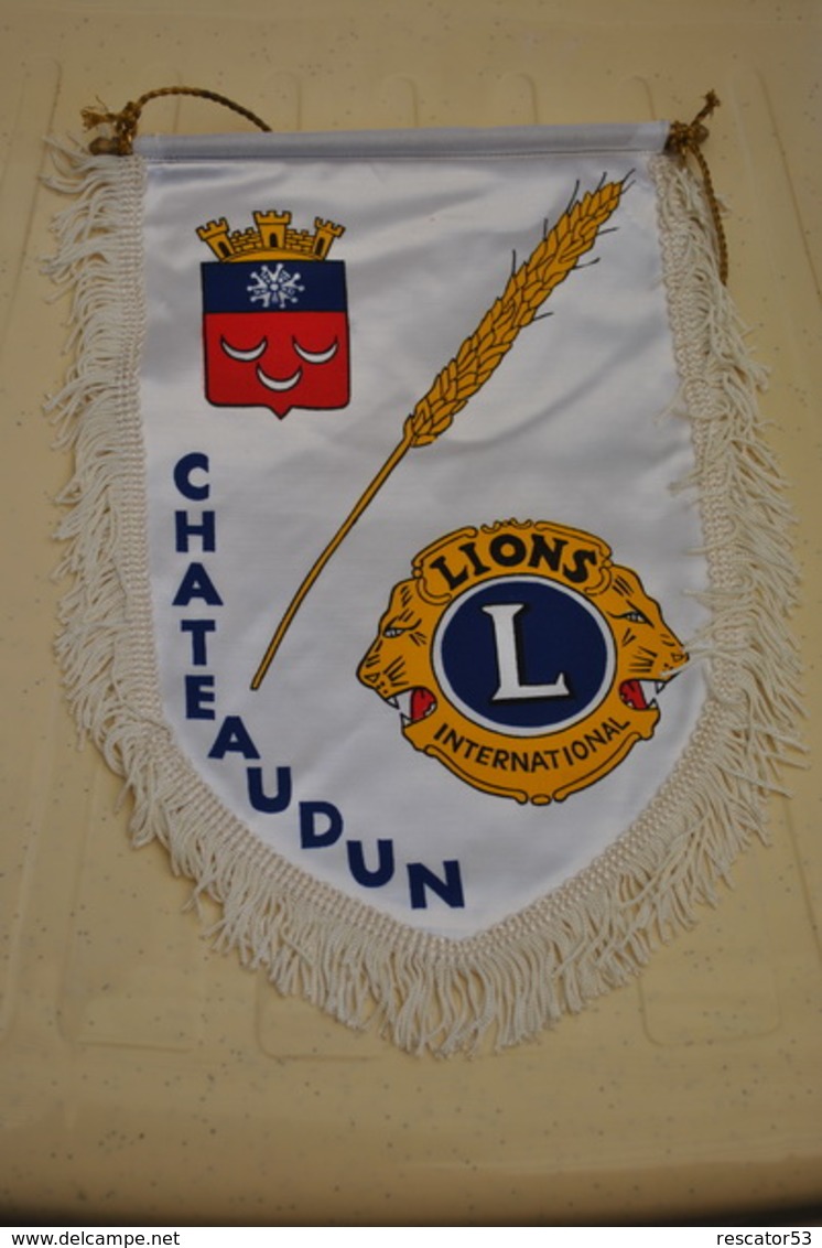 Rare Fanion Lion's Club Chateaudun - Otros & Sin Clasificación