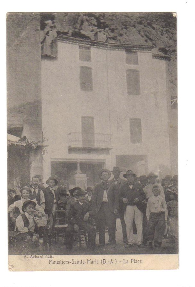 Cpa Du 04- MOUSTIERS SAINTE MARIE -La Place ( Jour De Marché) - Autres & Non Classés