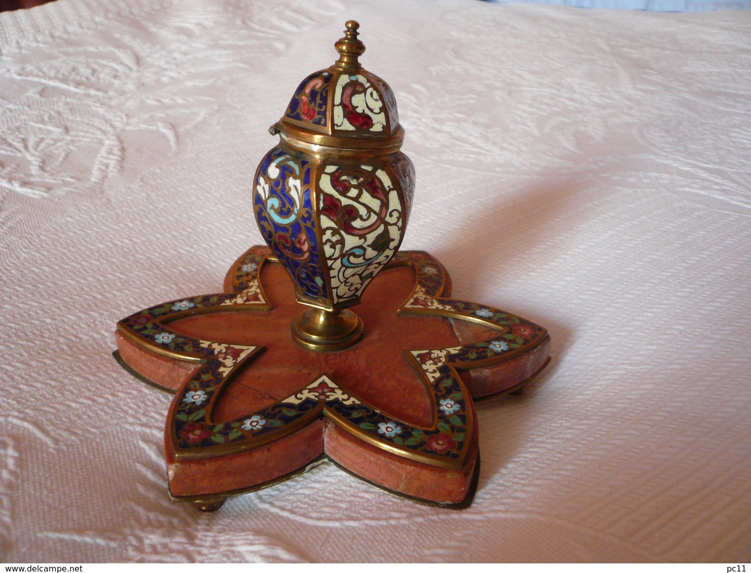 Magnifique Encrier En Cloisonné Et Marbre Sur Une Base Héxagonale Avec 3 Pieds En Bronze Fin XIXè - Inkwells