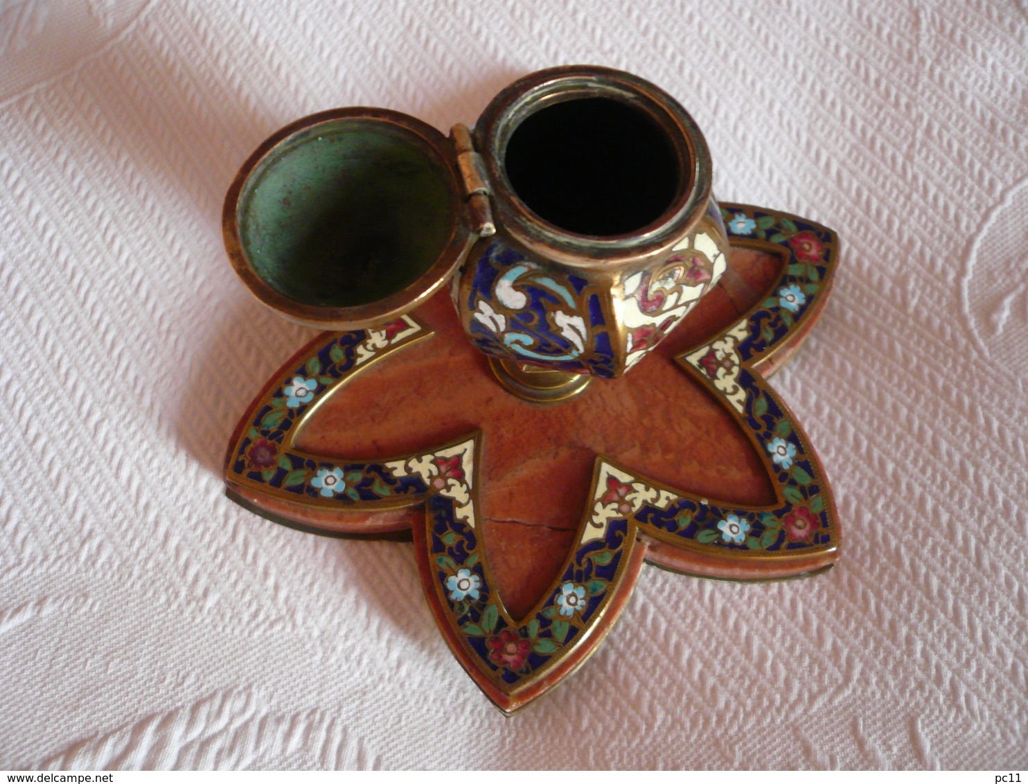 Magnifique Encrier En Cloisonné Et Marbre Sur Une Base Héxagonale Avec 3 Pieds En Bronze Fin XIXè - Inkwells