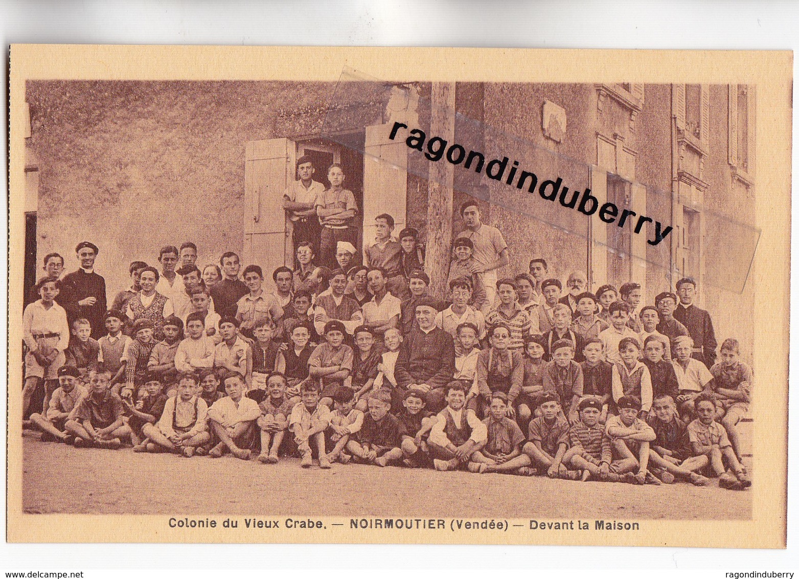 CPA - 85 - NOIRMOUTIER - Colonie Du VIEUX CRABE (SCOUTISME, PATRONAGE) Groupe D'enfants Avec Abbés Dev La Maison - Noirmoutier