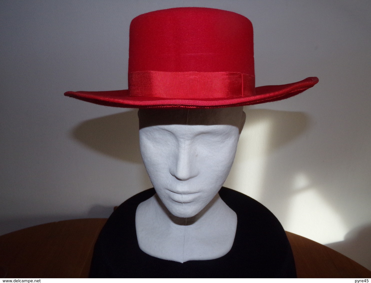 Chapeau traditionnel espagnol Cordouan en feutre rouge taille 54