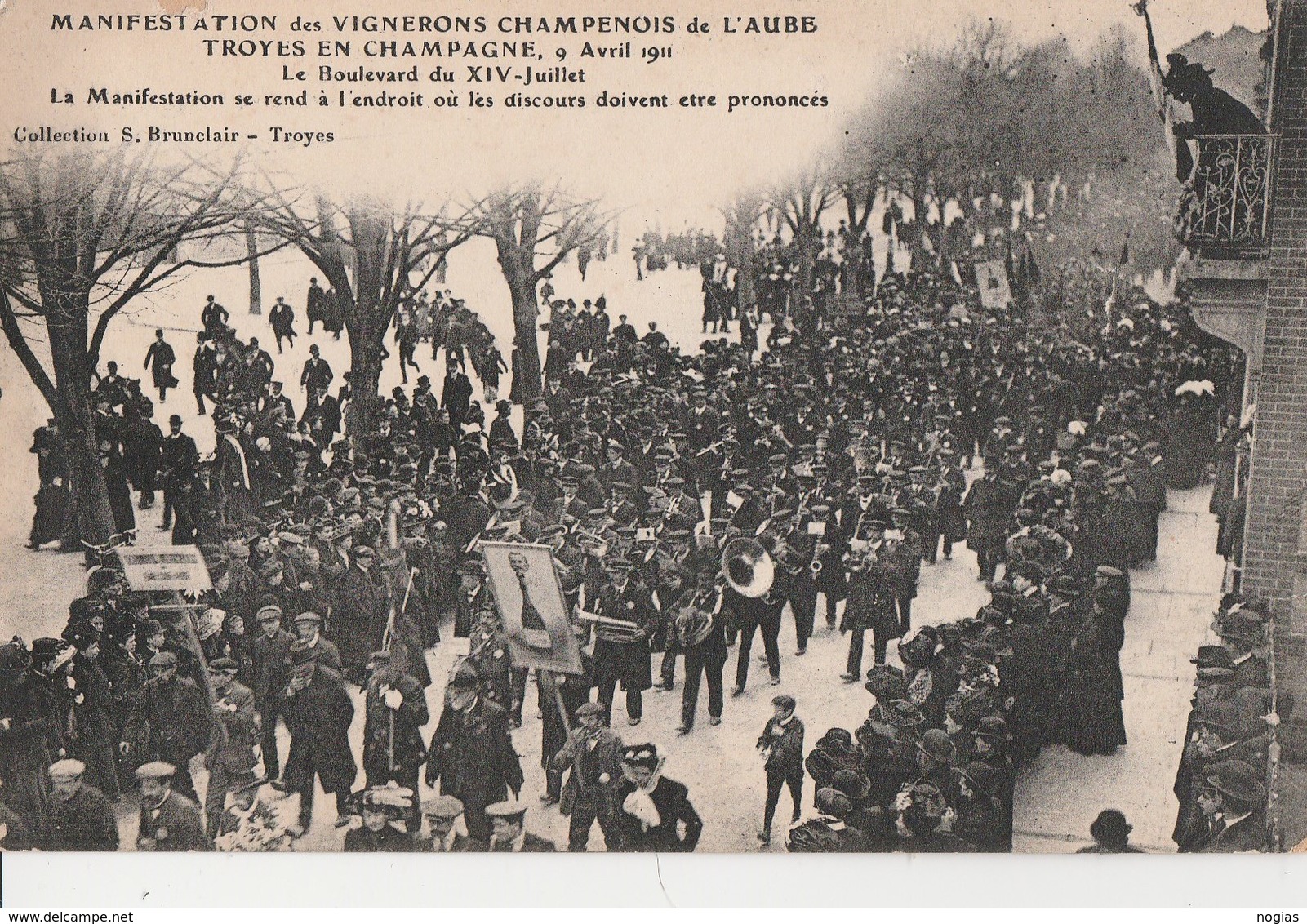 1911 - MANIFESTATION DES VIGNERONS AUBOIS A TROYES - BLD DU 14 JUILLET, LA MANIFESTATION SE REND A L'ENDROIT OU LES DISC - Manifestazioni