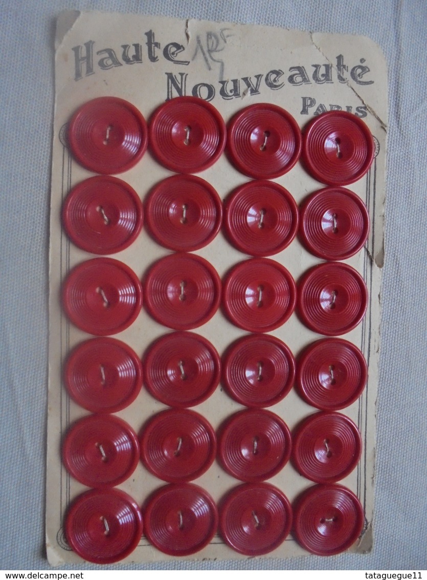 Vintage - Petit Lot De 24 Boutons Rouge En Plastique Années 50 - Buttons