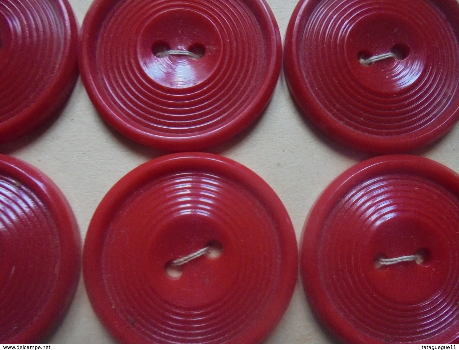 Vintage - Petit Lot De 24 Boutons Rouge En Plastique Années 50 - Buttons