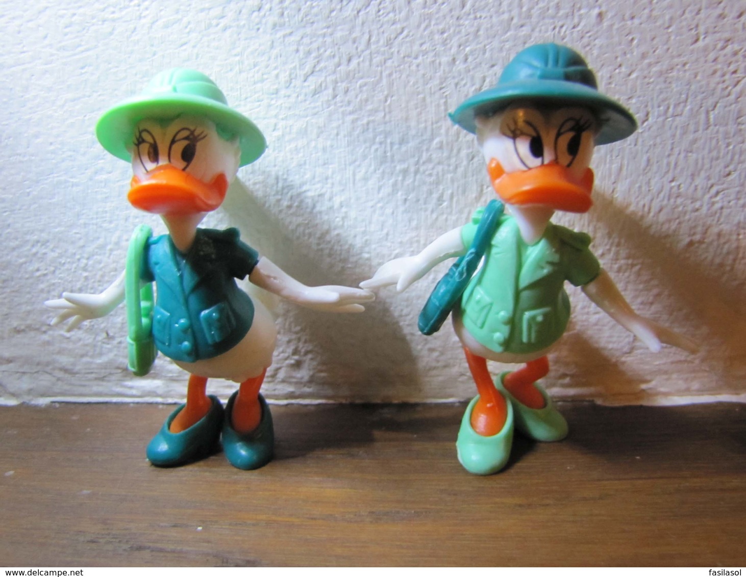 Kinder 1989 : 2 Variantes : Daisy Avec Gourde Et Tenue Vert Foncé & Tenue Vert Clair "Donald Explorateur" - Dessins Animés