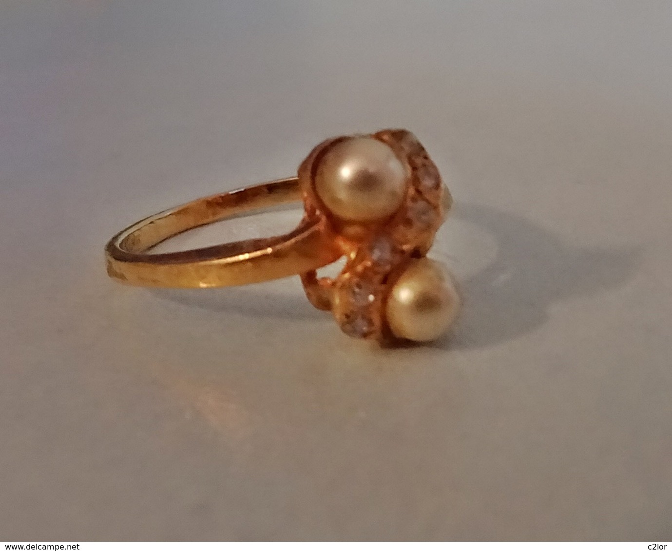 Bague En Plaqué Or Poinçonnée Ornée De Deux Perles D'eau Douce Et Oxydes Blancs Neuve Taille 54 - Anelli