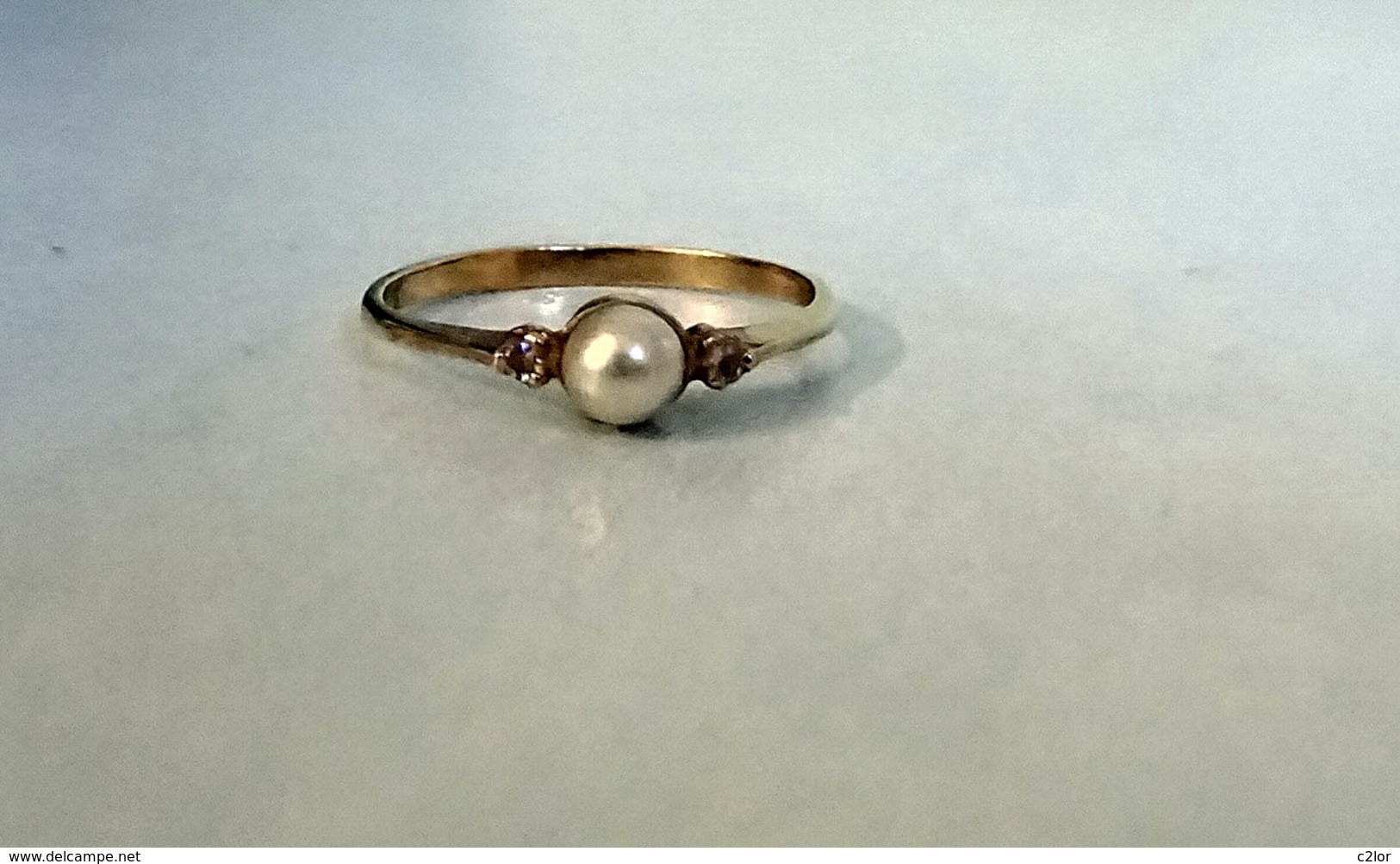 Bague En Plaqué Or Poinçonnée Ornée D'une D'une Perle D'eau Douce Et  2 Oxydes Blancs Neuve Taille 52 - Bagues