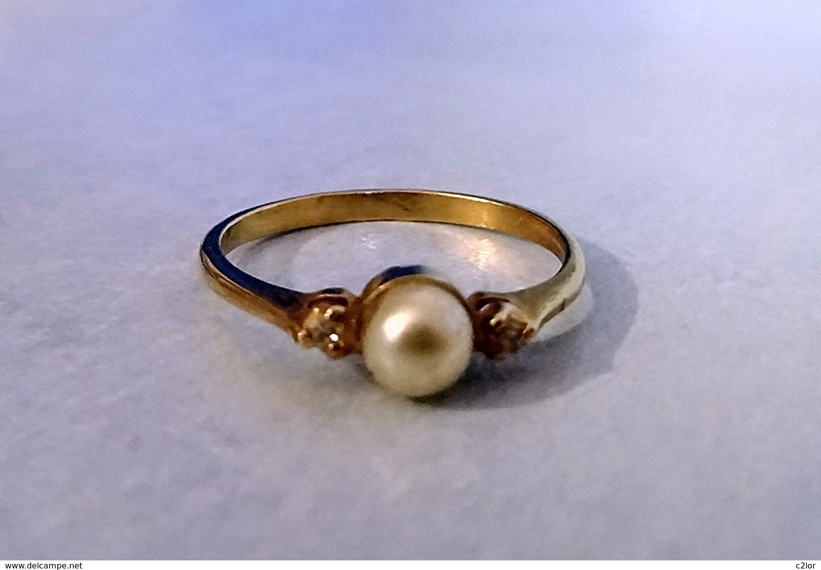 Bague En Plaqué Or Poinçonnée Ornée D'une D'une Perle D'eau Douce Et  2 Oxydes Blancs Neuve Taille 50 - Bagues