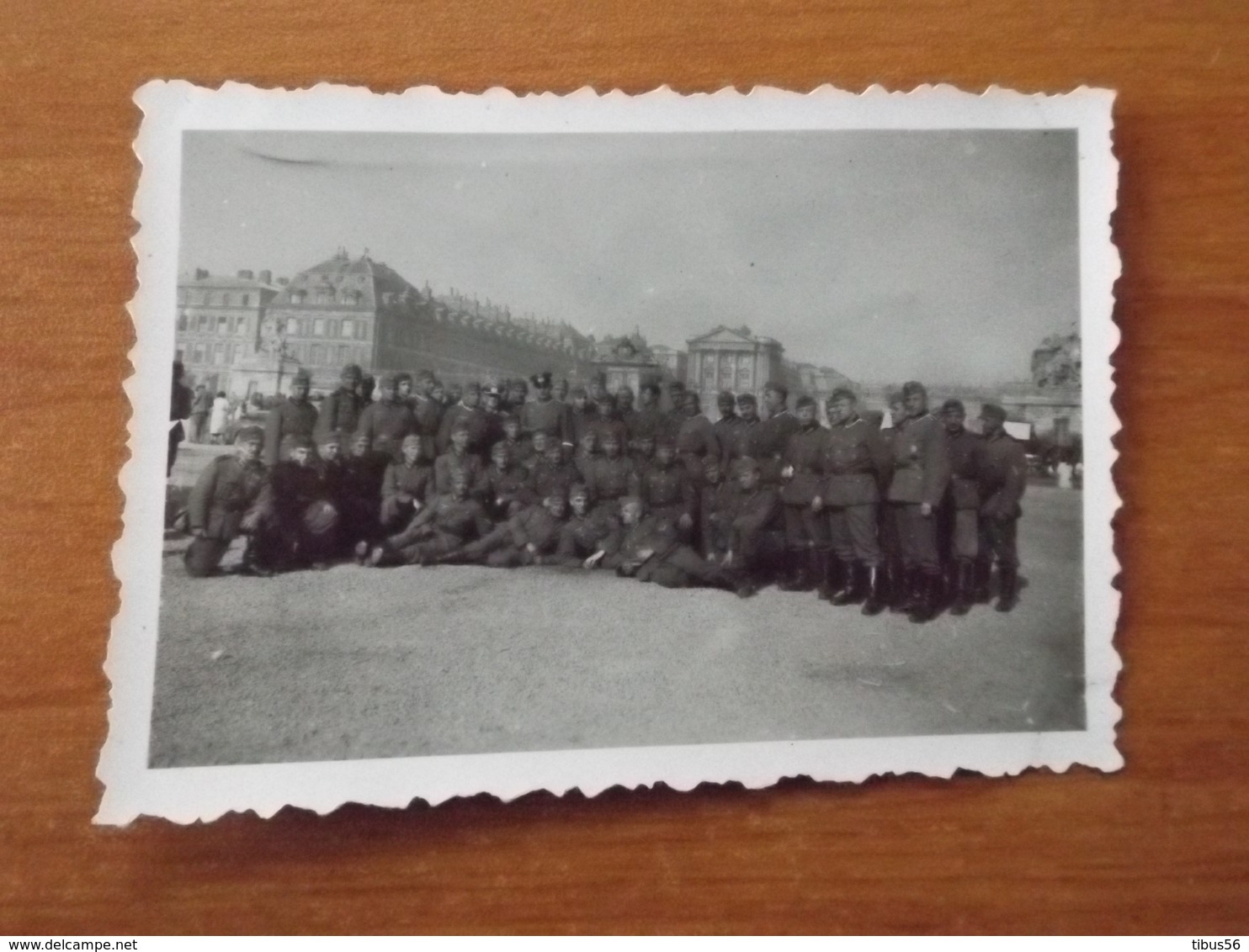 WW2 GUERRE 39 45 VERSAILLES  CHATEAU  GROUPE SOLDATS ALLEMANDS DEVANT L ENTREE - Versailles