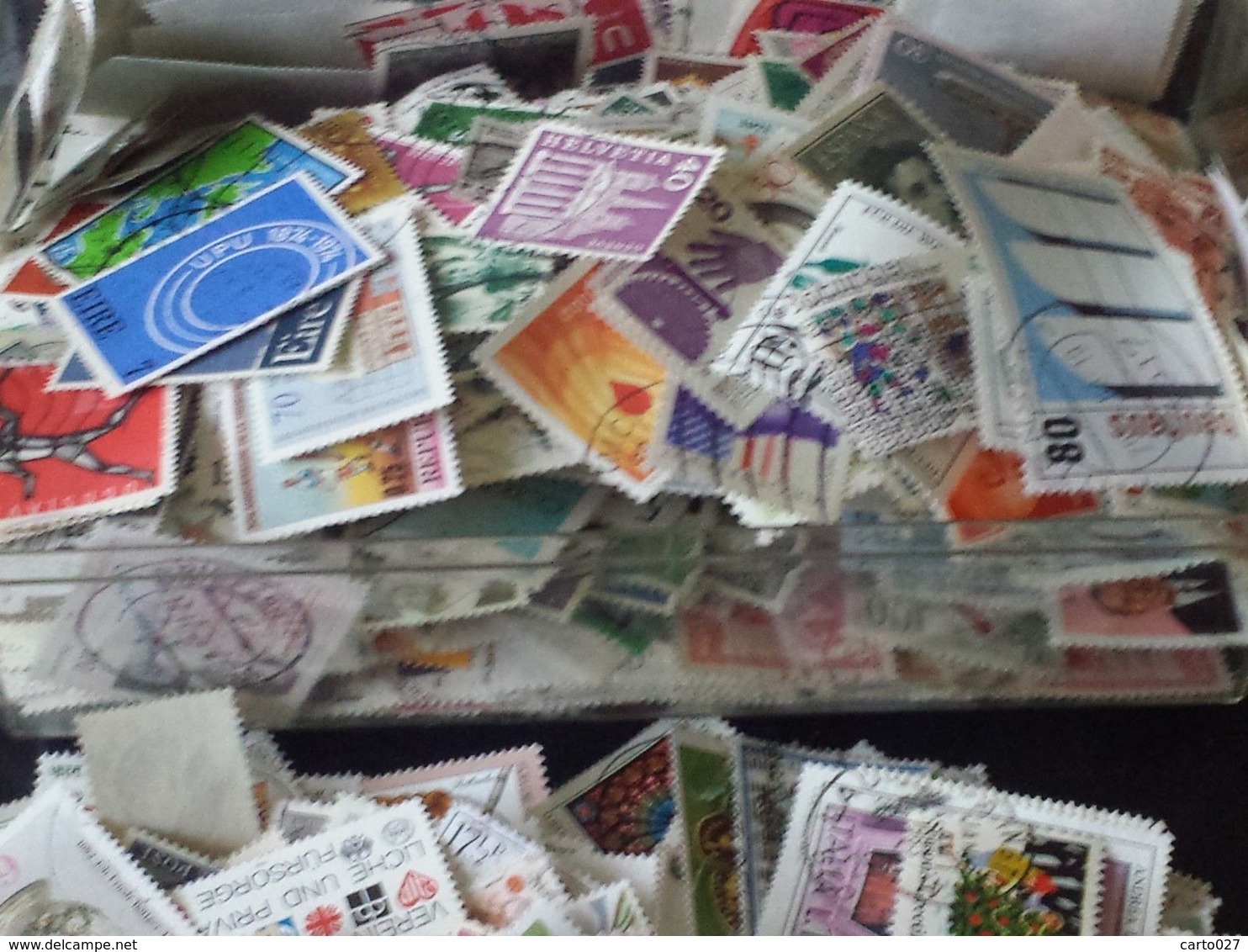 Beau Vrac De Timbres Decoler Sans Papier Environs 3500 Timbres A 80% Europe - Vrac (min 1000 Timbres)