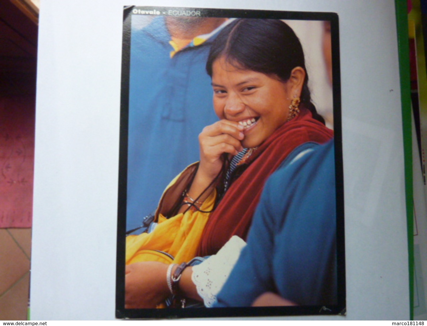 Ein Lachendes Otavalo Mädchen Bei Der "Plaza De Los Ponchos" - Equateur