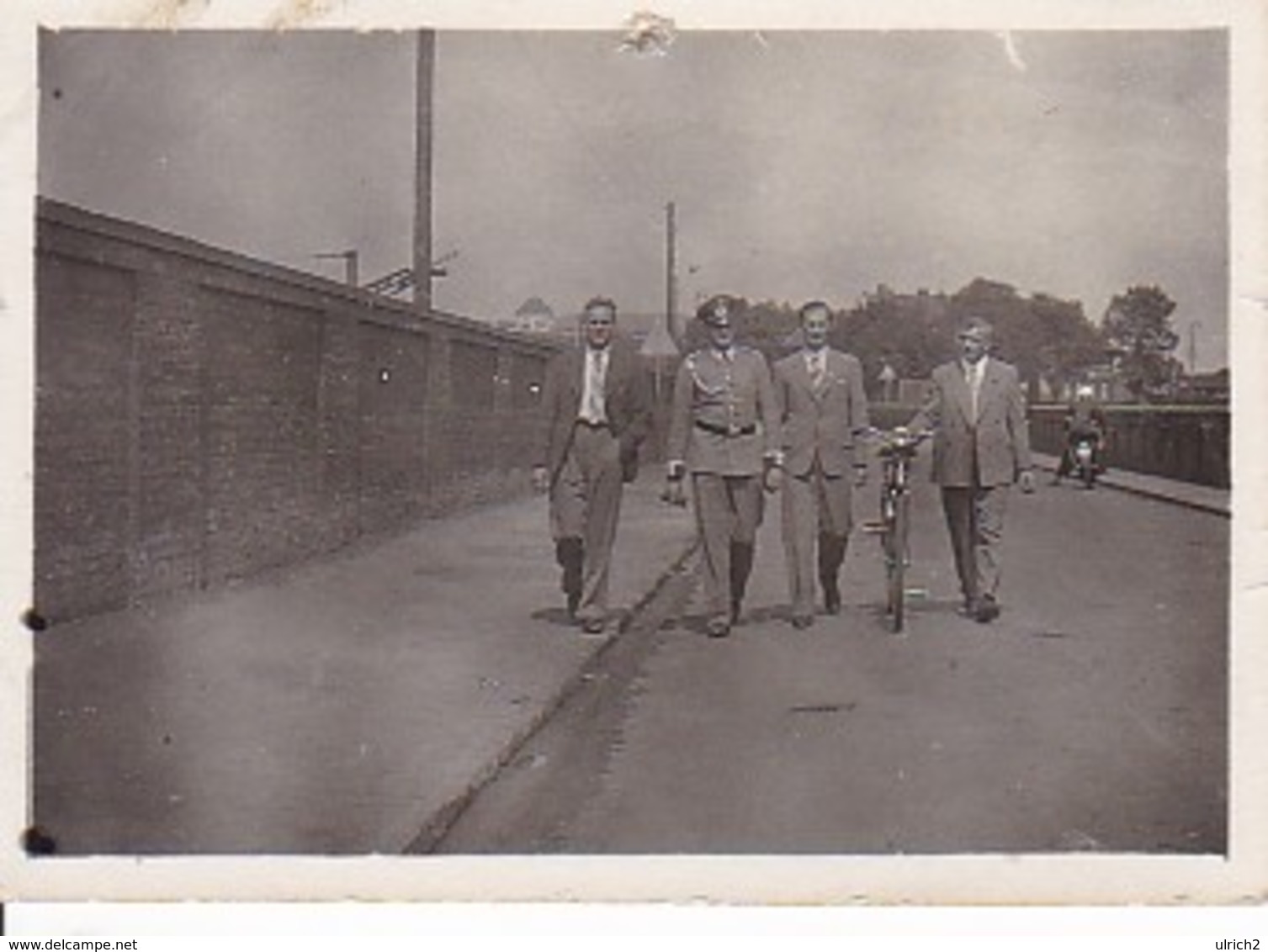 Foto Deutscher Soldat Mit Zivilisten Und Fahrrad - 1937 - 5,5*4cm  (38025) - Krieg, Militär