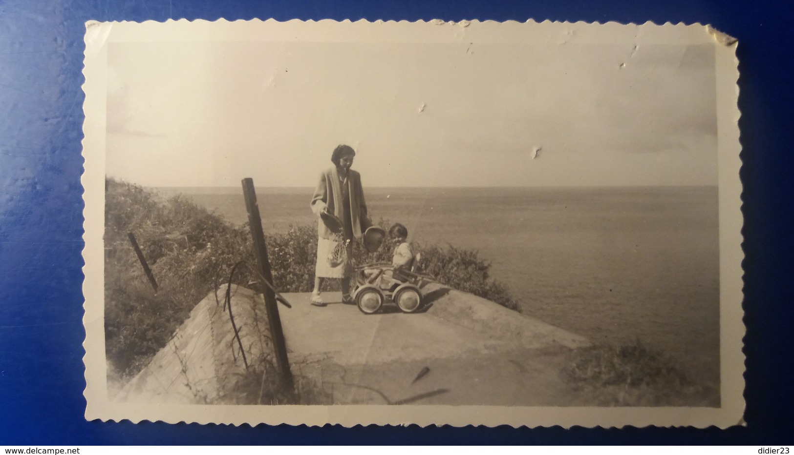 PHOTO SAINT QUAY  ENFANT ET SA POUSSETTE  PRISE SUR UNE CASEMATE ALLEMANDE - Saint-Quay-Portrieux