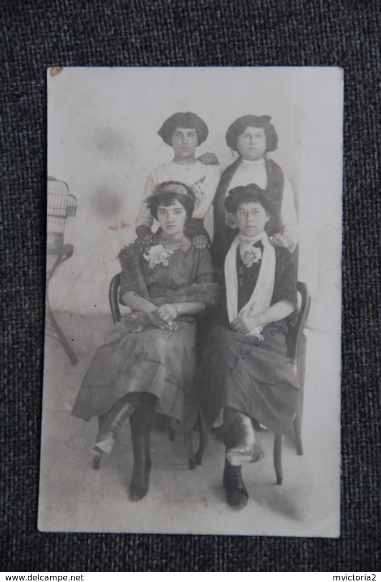 Carte Photo De Quatre Jeunes Femmes Curieusement Vêtues. - Femmes