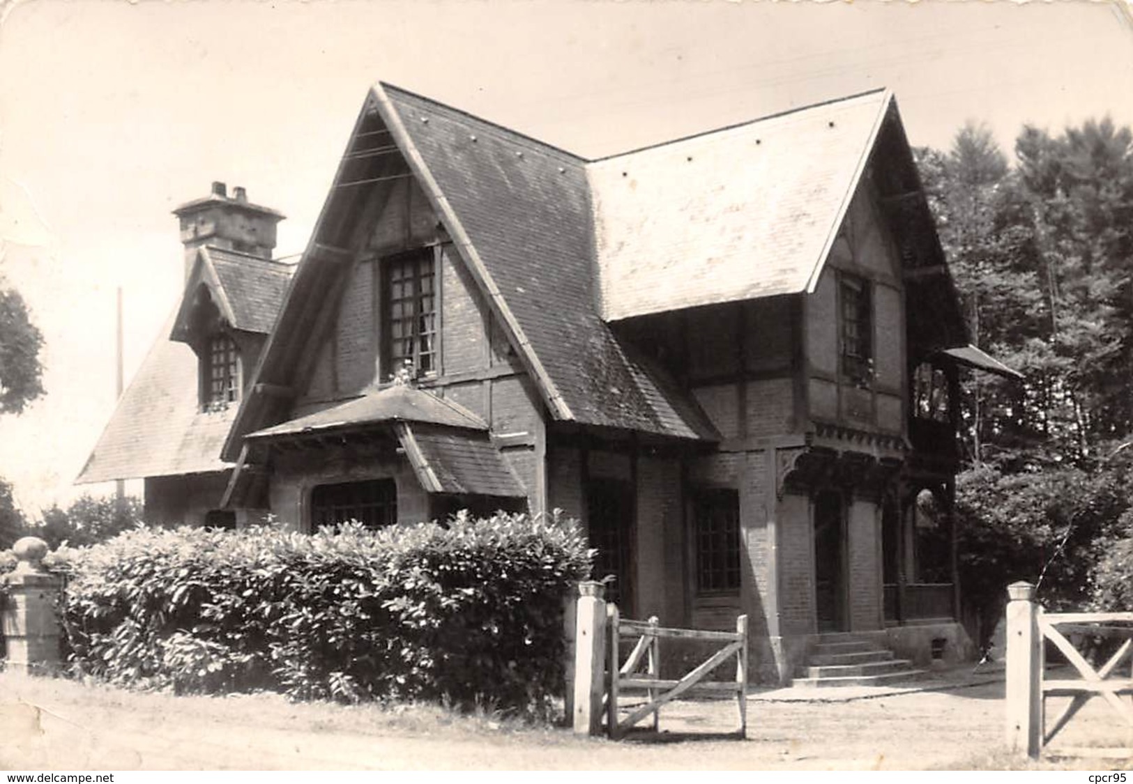 29.  N° 200383 .  LAZ  .  LA MAISON FORESTIERE  . CPSM . 14,5 X 10,5 - Autres & Non Classés