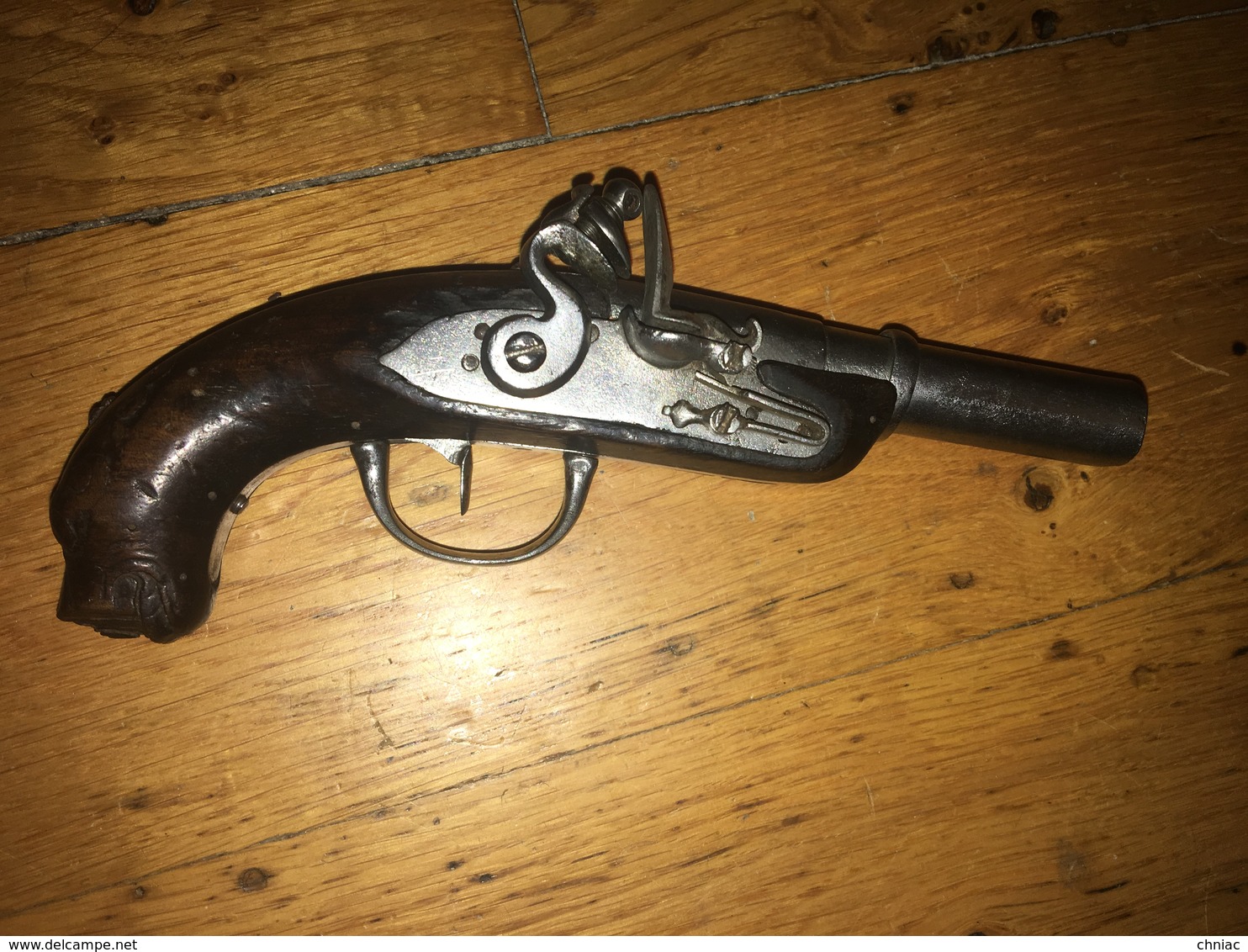 ANCIEN PISTOLET DE VOYAGE A SILEX A CROSSE SCULPTEE EN FORME DE TETE D’ANIMAL STYLE CHIEN DE MER VERS 1780 - Armes Neutralisées