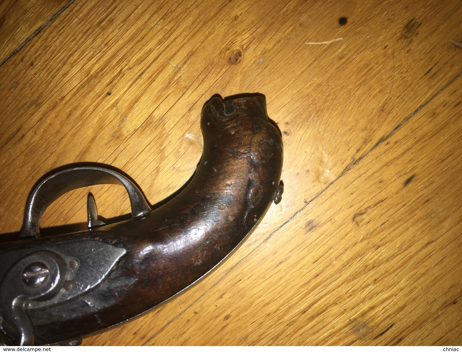 ANCIEN PISTOLET DE VOYAGE A SILEX A CROSSE SCULPTEE EN FORME DE TETE D’ANIMAL STYLE CHIEN DE MER VERS 1780