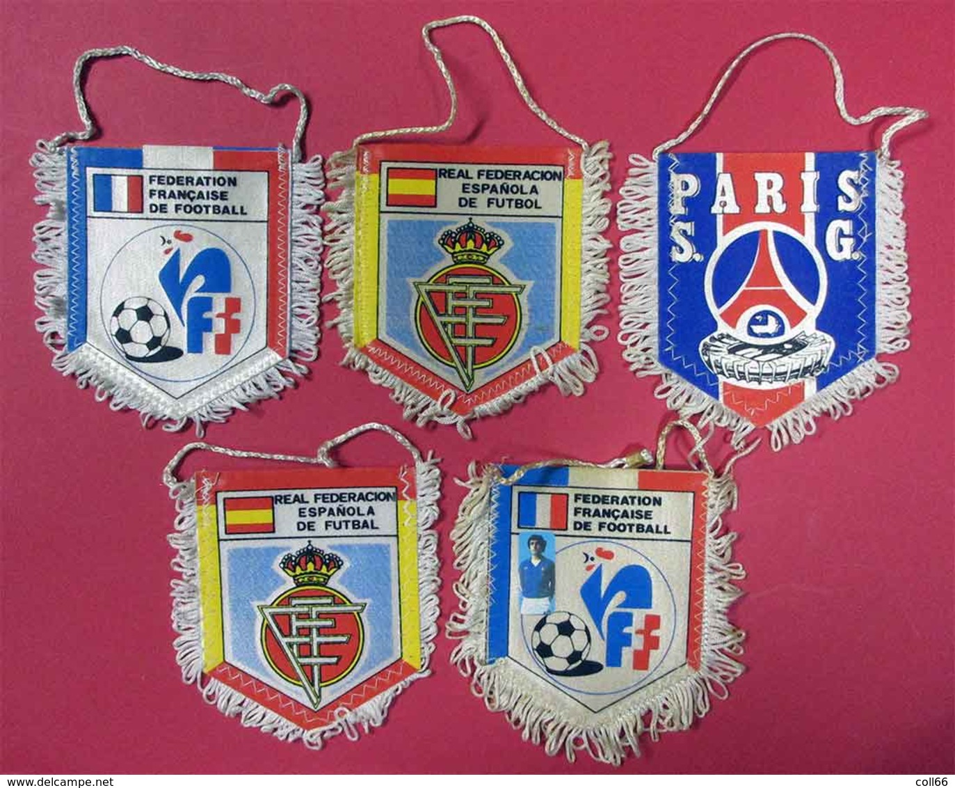 RRRARE Collection 50 écussons Fanions Foot Football Anciens à Suspendre En Tissu France International 10x8cm Be - Habillement, Souvenirs & Autres