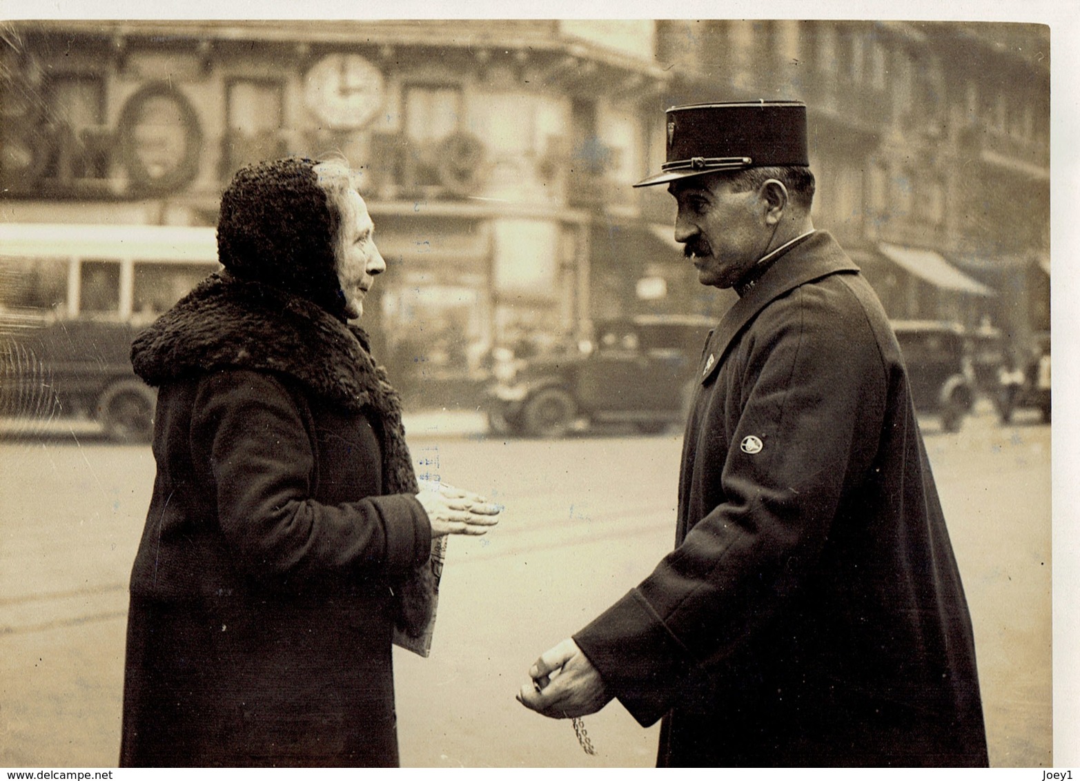 Photo L'agent De Police Interpelle Une Femme, 1931,photo Meurisse. - Personnes Anonymes
