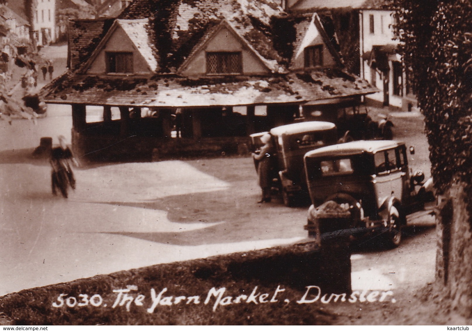 Dunster: AUSTIN LIGHT 12/6 '32, OLDTIMER CARS - The Yarn Market - (Scotland) - 1953 - Toerisme