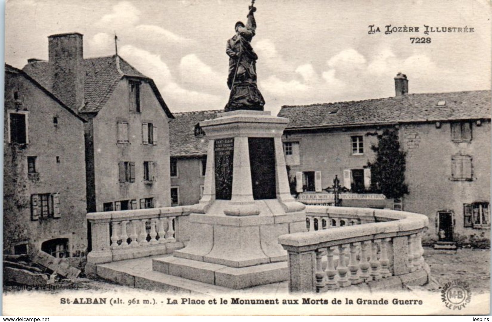 48 - SAINT ALBAN --  La Place Et Le Monument Aux Morts - Saint Alban Sur Limagnole