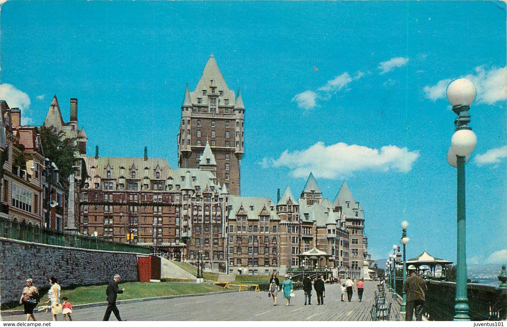 CPSM Québec-Dufferin Terrace-Promeneurs                                                  L2729 - Québec - La Citadelle