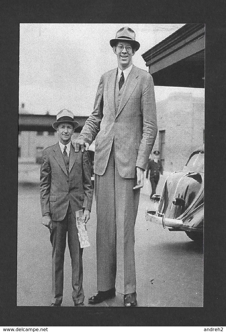 HUMOUR - INSOLITE - LE GÉANT ROBERT WADLOW NÉ À ALTON ILLINOIS - PHOTO AVEC SON PÈRE - Humour